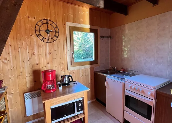 Chalet Atypique Plein De Charme Avec Garage Et Balcon, Ideal Pour Familles - Fr-1-761-33