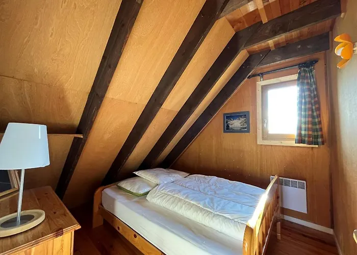 Chalet Atypique Plein De Charme Avec Garage Et Balcon, Ideal Pour Familles - Fr-1-761-33